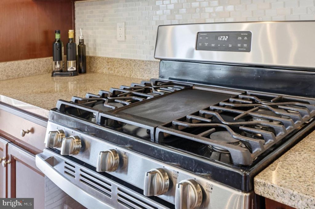 Image 16 of property listing at 876 NANCY LYNN LN, Arnold, MD 21012