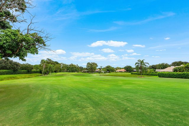 9 Alnwick Road, Palm Beach Gardens, FL 33418