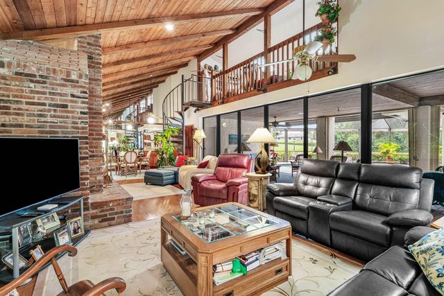 9 Alnwick Road, Palm Beach Gardens, FL 33418