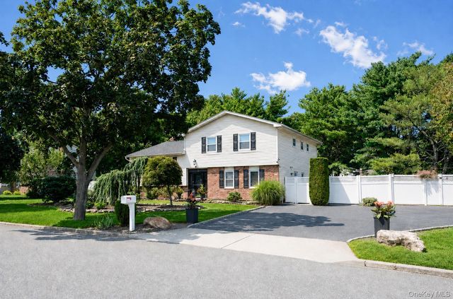 3 Humming Lane, Coram, NY 11727