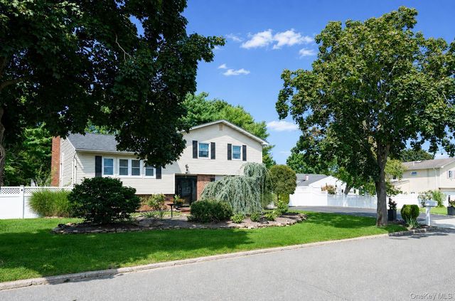3 Humming Lane, Coram, NY 11727