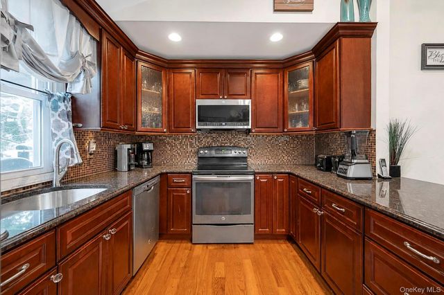3 Humming Lane, Coram, NY 11727