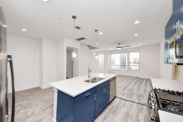 18527 Centro Row, Shenandoah, TX 77385