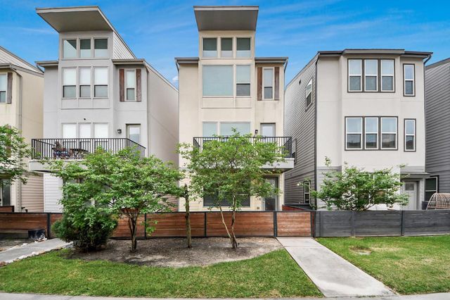 18527 Centro Row, Shenandoah, TX 77385