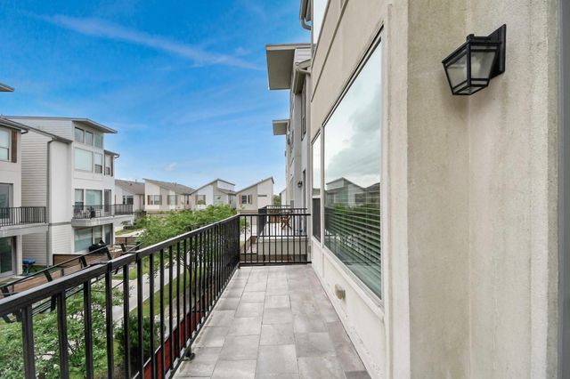 18527 Centro Row, Shenandoah, TX 77385