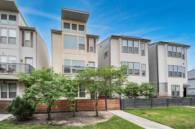 18527 Centro Row, Shenandoah, TX 77385