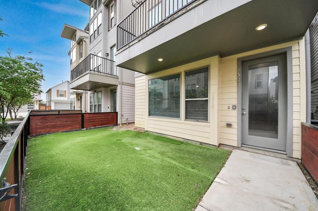 18527 Centro Row, Shenandoah, TX 77385