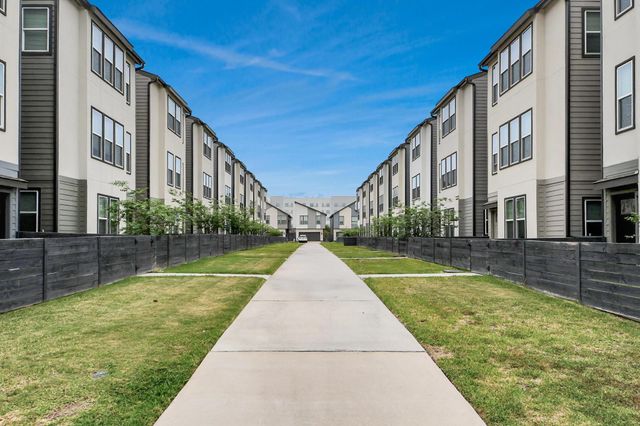 18527 Centro Row, Shenandoah, TX 77385