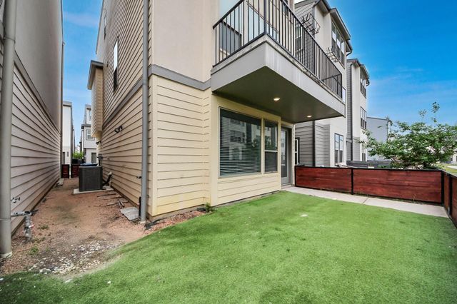 18527 Centro Row, Shenandoah, TX 77385