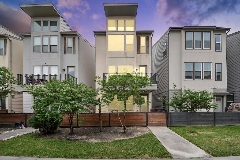 18527 Centro Row, Shenandoah, TX 77385