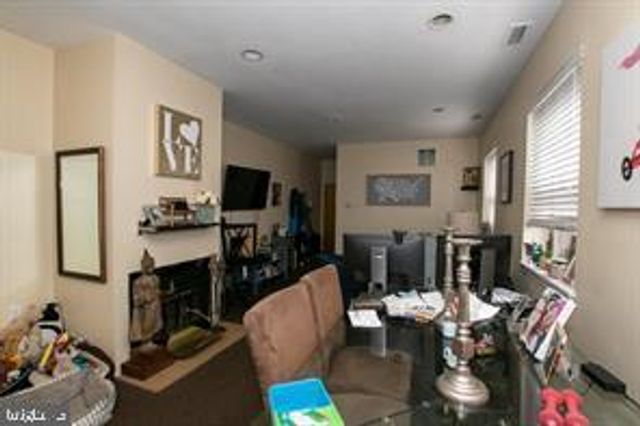 2047 GREEN ST, Philadelphia, PA 19130