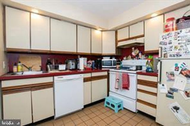 2047 GREEN ST, Philadelphia, PA 19130