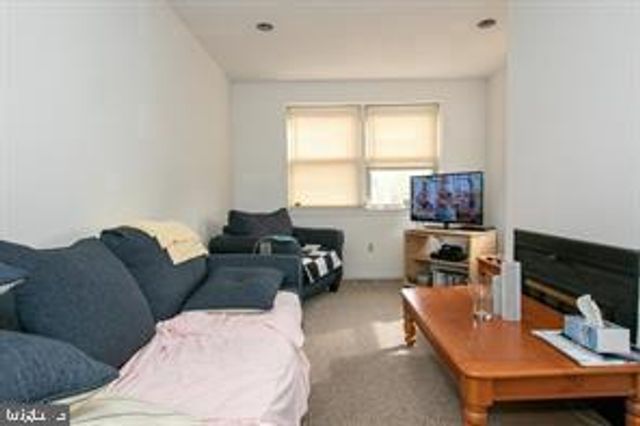 2047 GREEN ST, Philadelphia, PA 19130