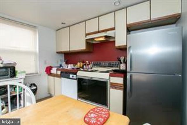 2047 GREEN ST, Philadelphia, PA 19130