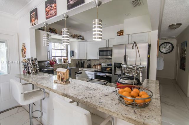 943 W 64th Pl, Hialeah, FL 33012