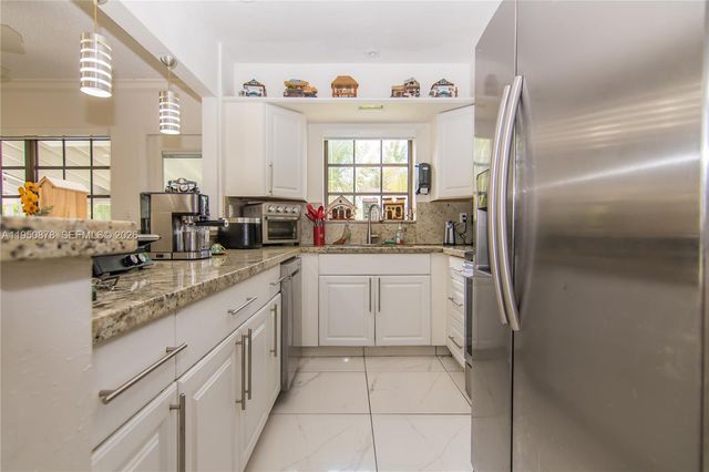 943 W 64th Pl, Hialeah, FL 33012