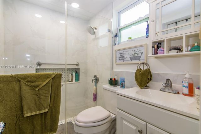 943 W 64th Pl, Hialeah, FL 33012