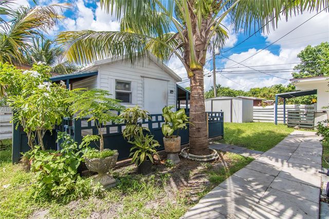 943 W 64th Pl, Hialeah, FL 33012