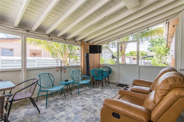 943 W 64th Pl, Hialeah, FL 33012