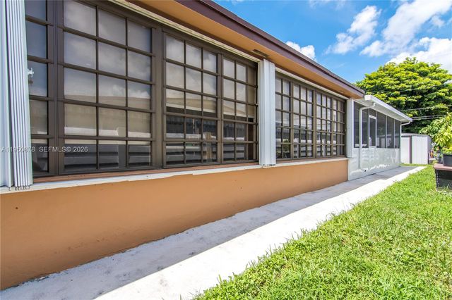 943 W 64th Pl, Hialeah, FL 33012