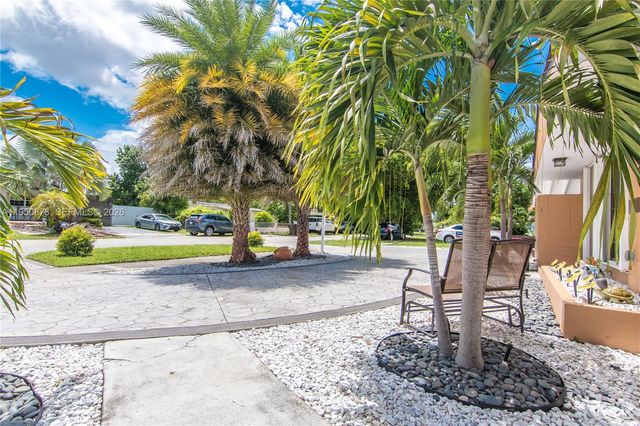 943 W 64th Pl, Hialeah, FL 33012