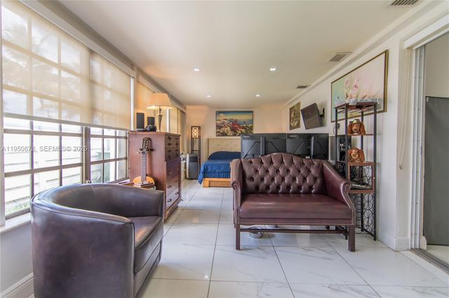 943 W 64th Pl, Hialeah, FL 33012