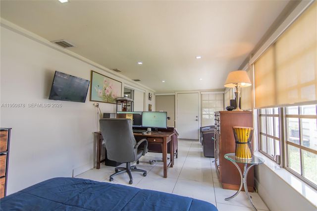 943 W 64th Pl, Hialeah, FL 33012