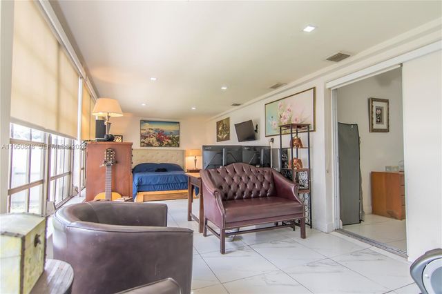 943 W 64th Pl, Hialeah, FL 33012