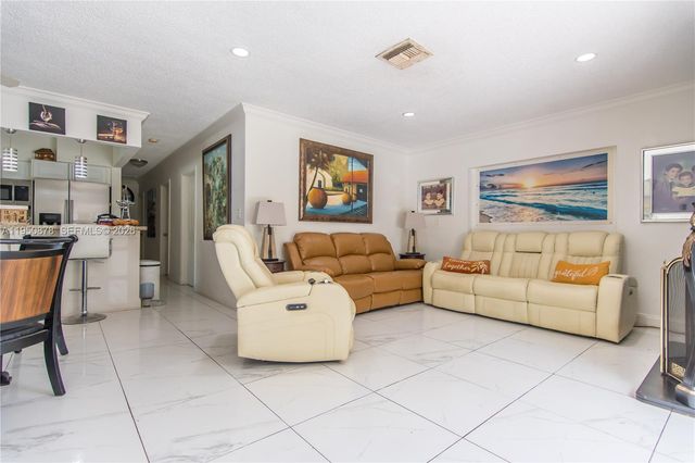 943 W 64th Pl, Hialeah, FL 33012