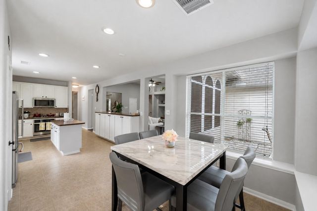 6 W Prairie Dawn Circle, The Woodlands, TX 77385