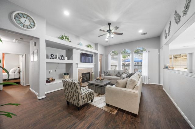 6 W Prairie Dawn Circle, The Woodlands, TX 77385