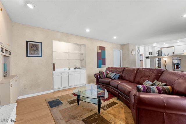 32651 N Burr Oak, Solon, OH 44139