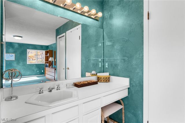 32651 N Burr Oak, Solon, OH 44139