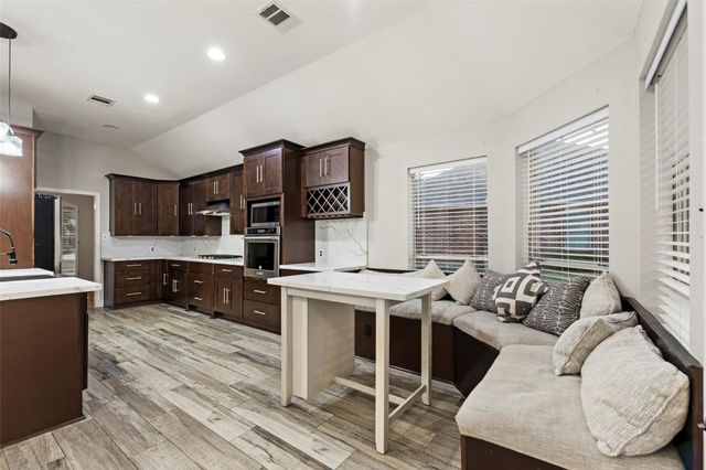 30 Crestview Trail, Houston, TX 77082