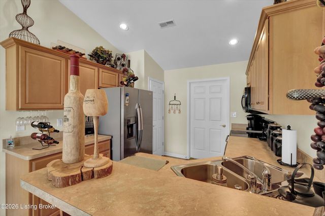 6319 Rivers End Dr, Louisville, KY 40258