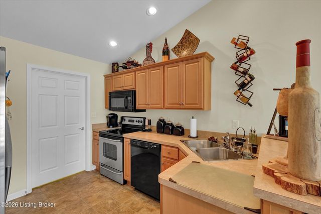 6319 Rivers End Dr, Louisville, KY 40258