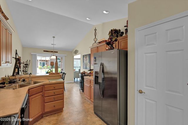 6319 Rivers End Dr, Louisville, KY 40258