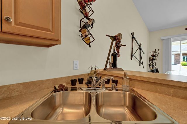 6319 Rivers End Dr, Louisville, KY 40258