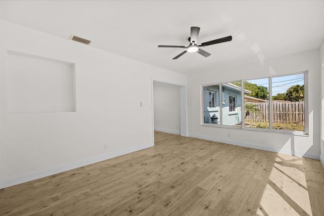 800 SE 13th Court, Deerfield Beach, FL 33441