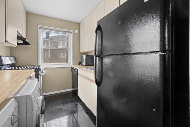 25312 60th Ave Lowr, New York City, NY 11362