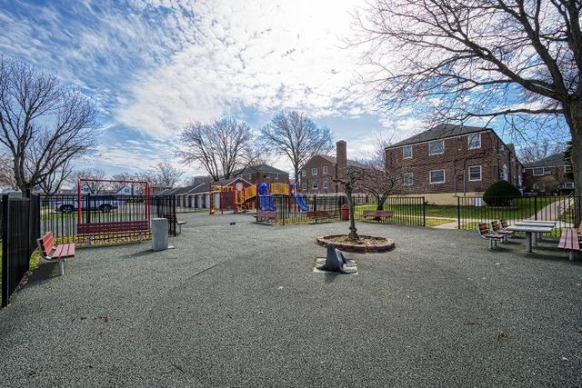 25312 60th Ave Lowr, New York City, NY 11362