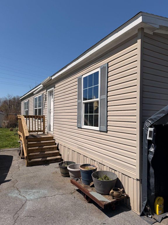 Image 2 of property listing at 55 BIRCH LN, Columbia, PA 17512