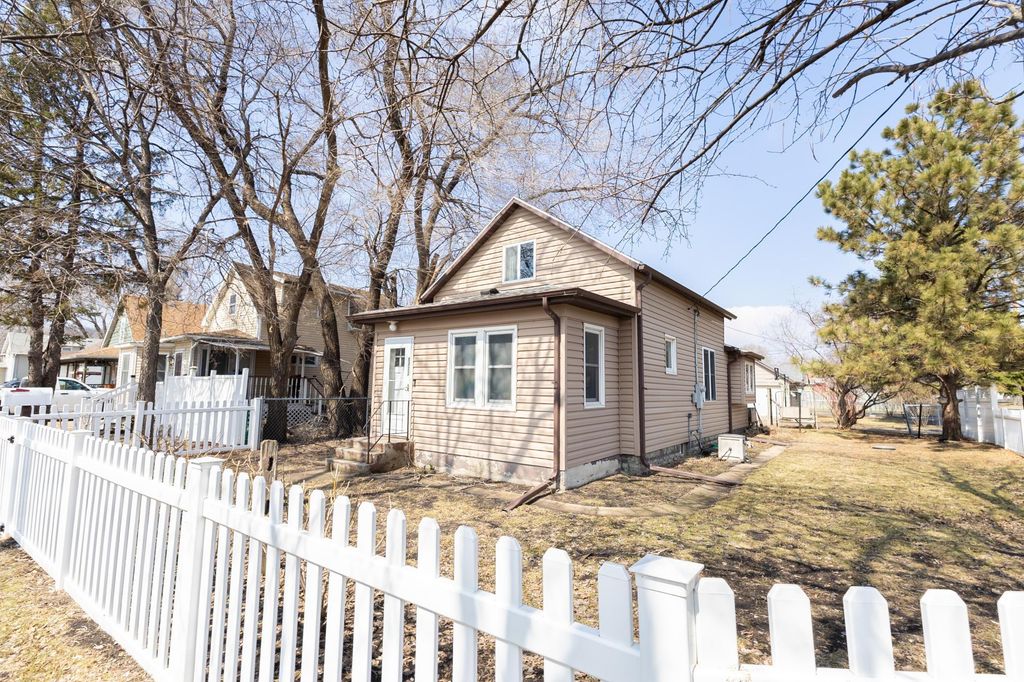 1422 2nd Avenue N, Moorhead, MN 56560