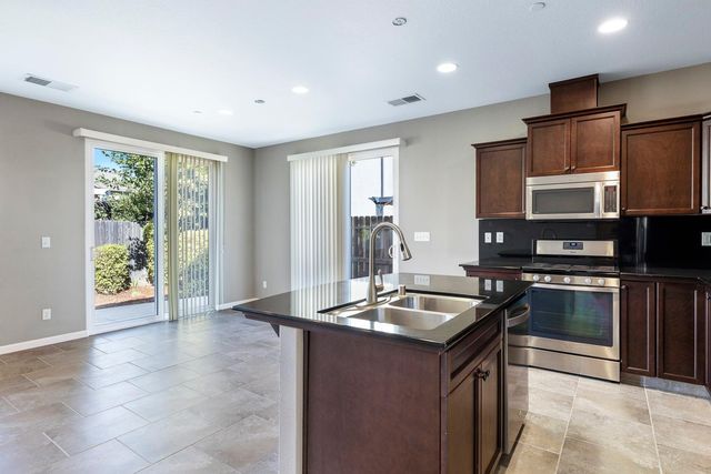 3250 Alps Lane, Clovis, CA 93619