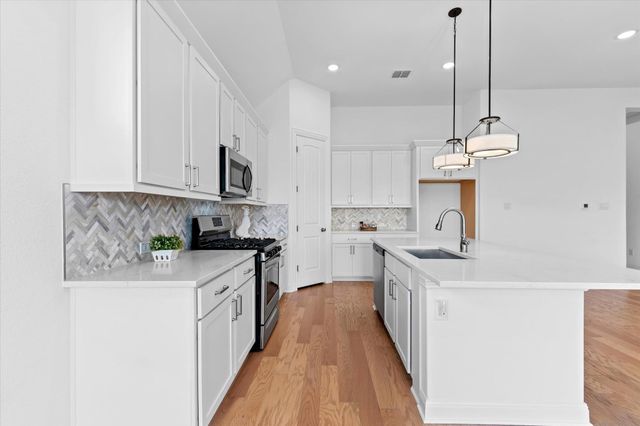 121 Shagbark TRL, Bastrop, TX 78602