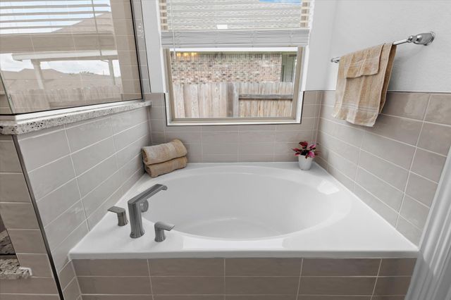 121 Shagbark TRL, Bastrop, TX 78602