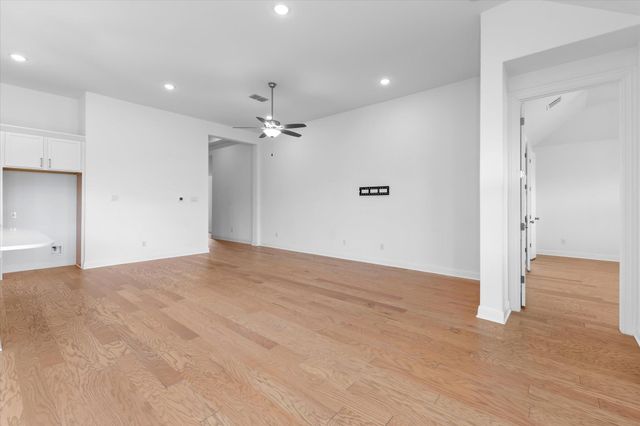 121 Shagbark TRL, Bastrop, TX 78602