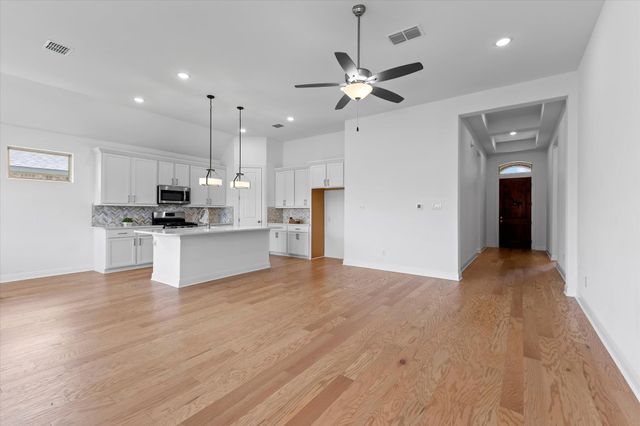 121 Shagbark TRL, Bastrop, TX 78602