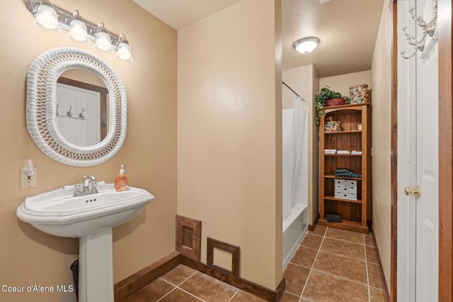 2730 Wrenco Loop, Sandpoint, ID 83864