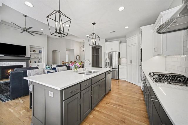 9201 Lime Stone Road, Parkville, MO 64152